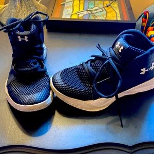 Boys Under Armour Black and White High Top Sneakers Shoes Size 6
